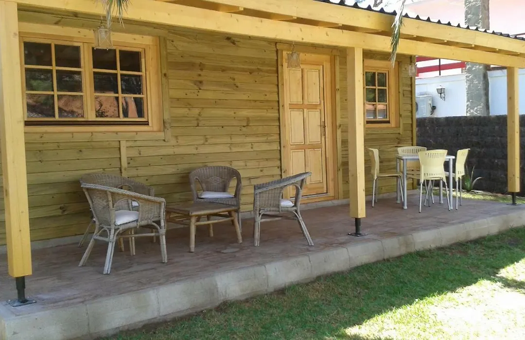 Casita de madera junto al mar-1